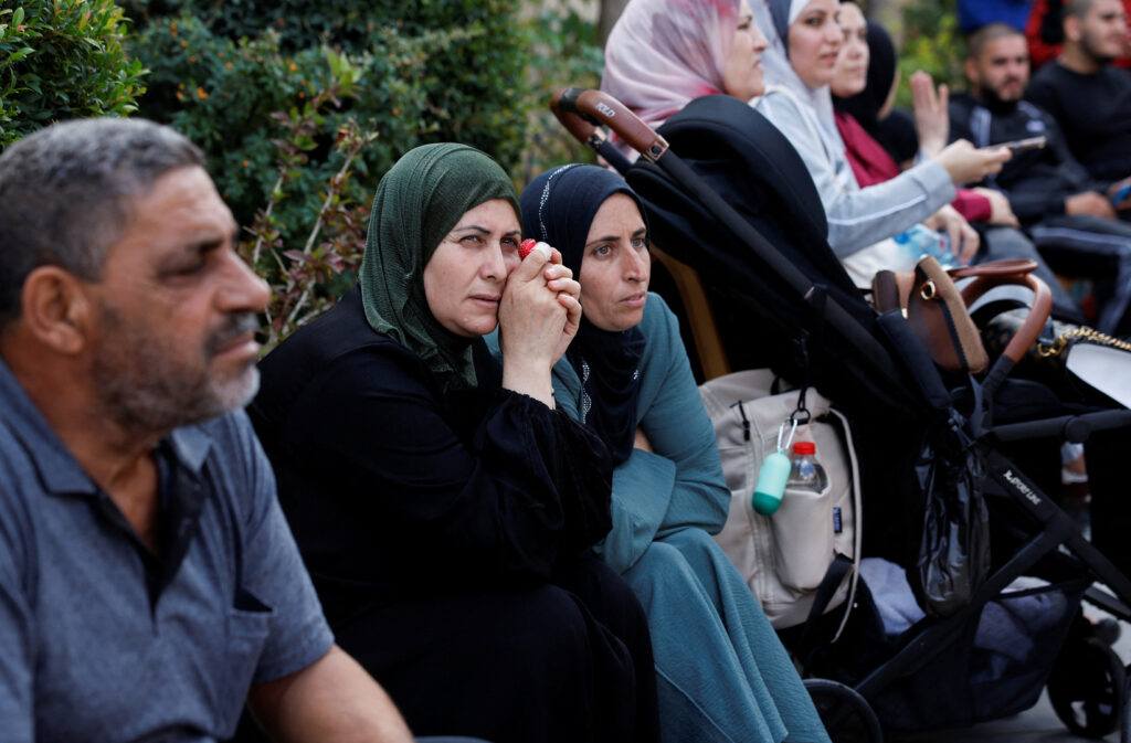 Huge crowds in Gaza await released Palestinian prisoners | Gaza