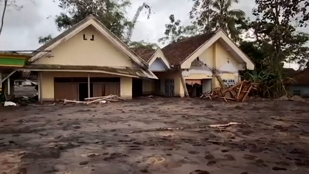 Ash covers villages in Indonesia after eruption of Semeru volcano | Volcanoes