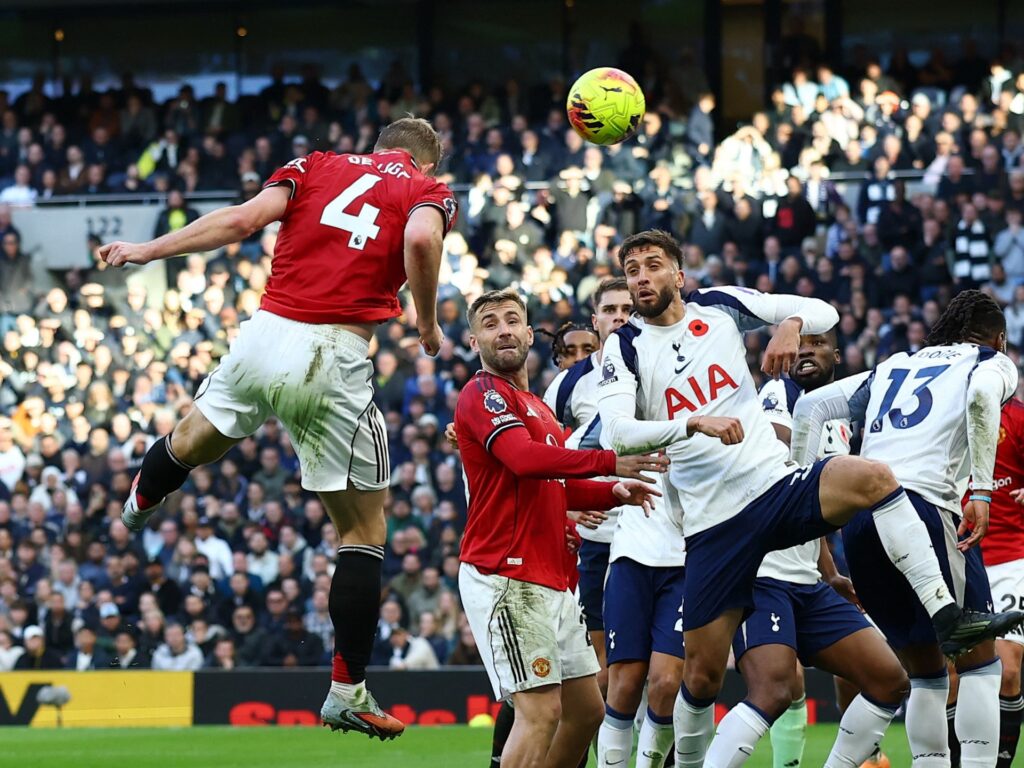 Tottenham and Manchester United both score stoppage-time goals in 2-2 draw | Football News