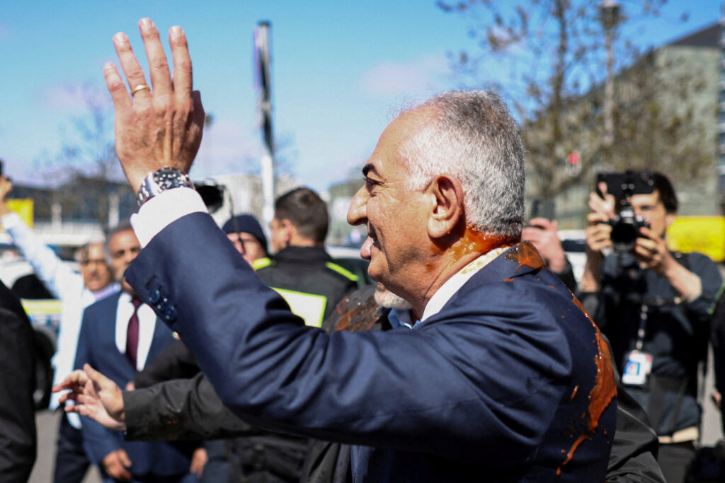 Protester hurls red fluid at Reza Pahlavi during Germany visit | US-Israel war on Iran