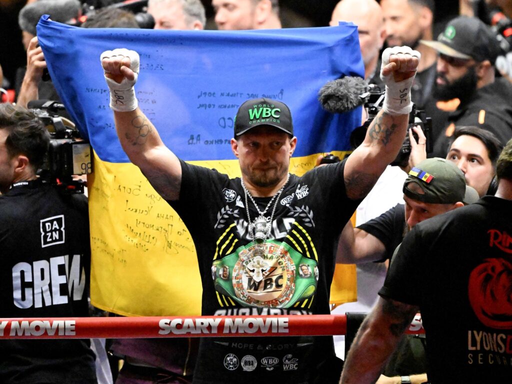 Usyk avoids shock defeat with 11th-round stoppage of Verhoeven | Boxing News