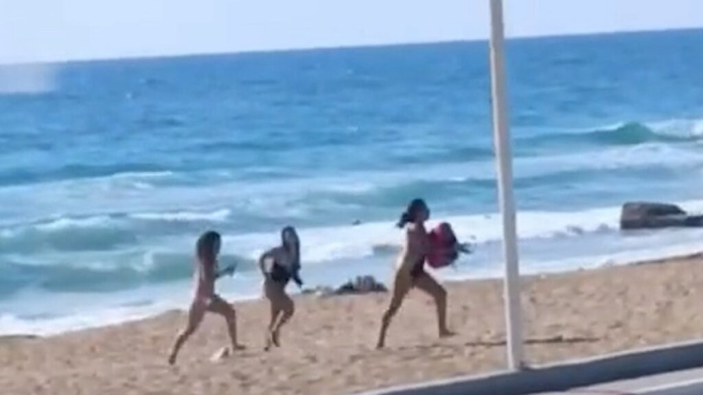 Panic on beach in northern Israel during Hezbollah strikes | Israel attacks Lebanon