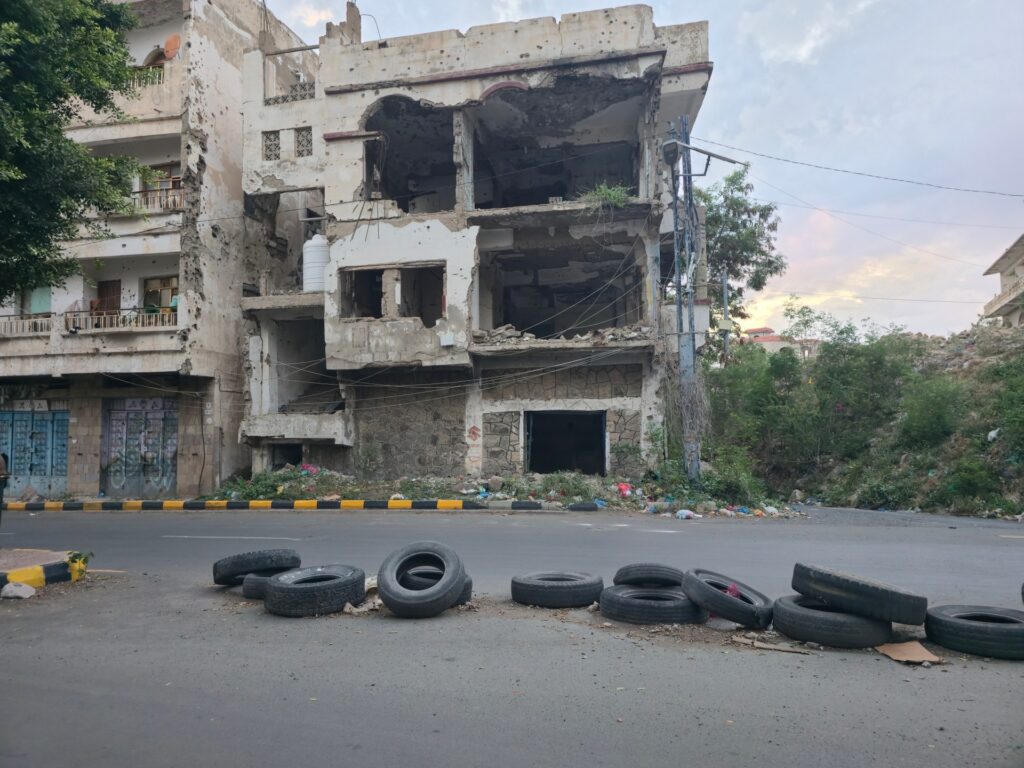 Dodging snipers, housing crisis forces Yemenis to live on front line | Conflict News