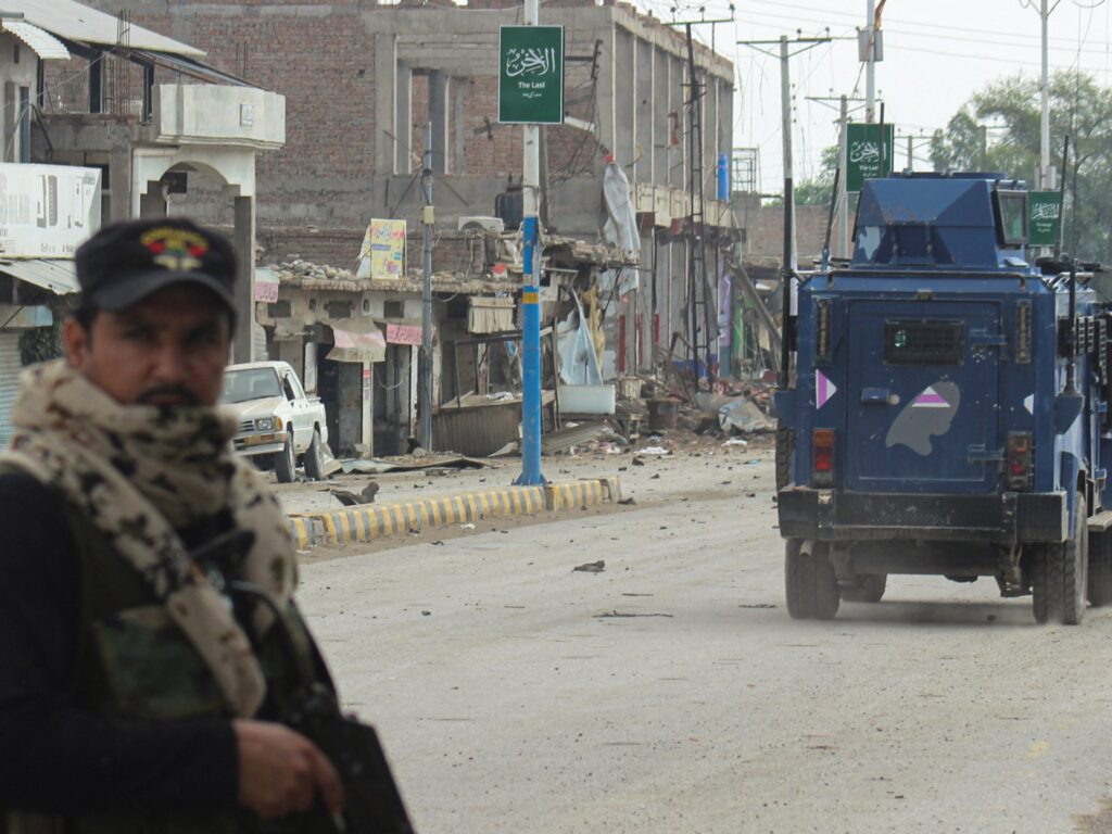 Car bomb attack kills 27 in northwest Pakistan | Pakistan Taliban News