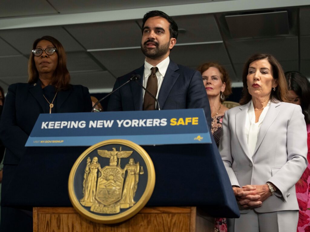 New York mayor Mamdani sues to block $10,000 teaching aide bonuses | Politics News