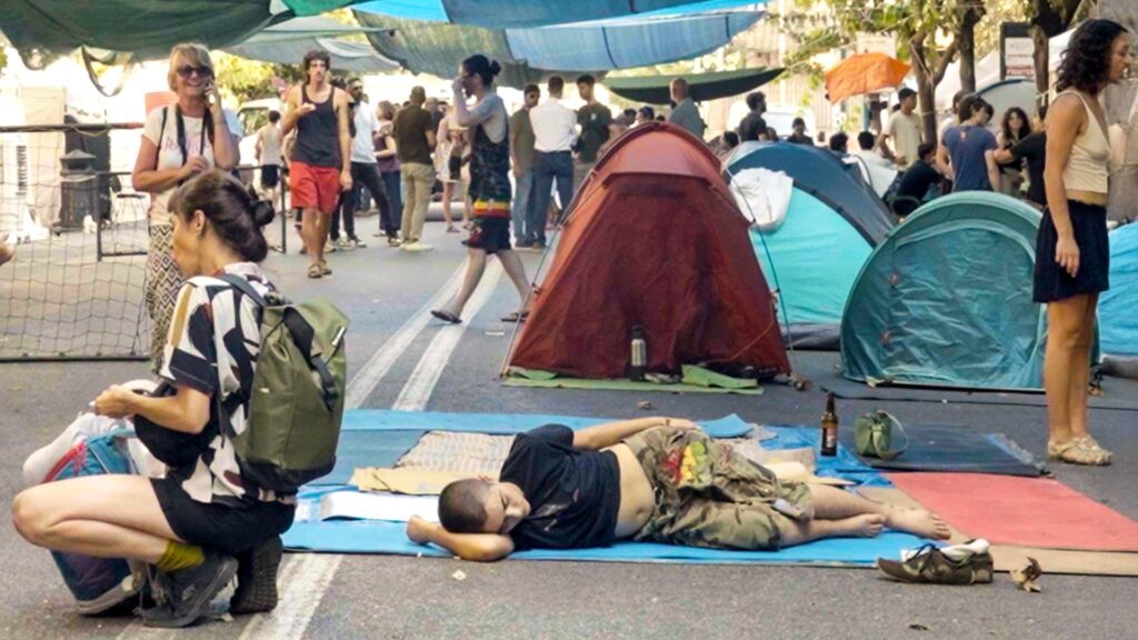 Hundreds forced onto Rome streets amid crackdown on squatted building | Housing