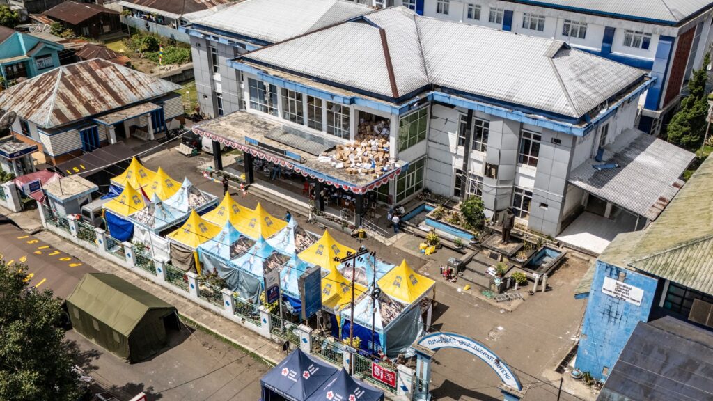 Patients treated in tents after earthquake damages Indonesia hospital | Earthquakes