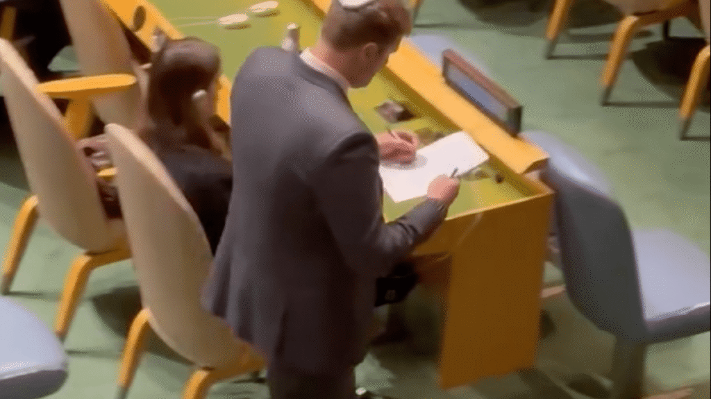 Israeli official takes notes after UN walkout against Netanyahu | Benjamin Netanyahu