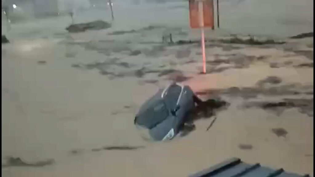 Floodwaters sweep cars away in eastern China | Newsfeed