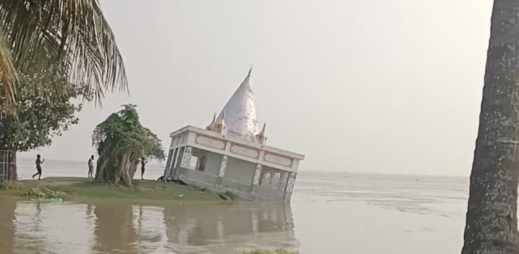 Indian temple collapses into Ganges as riverbank erodes | Newsfeed