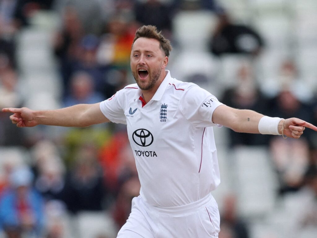 England close in on Pakistan whitewash in third Test as Robinson shines | Cricket