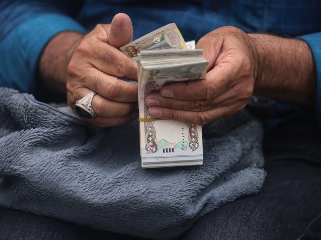 Iraq devalues dinar to ease cash crunch, leaving traders in limbo | Business and Economy News