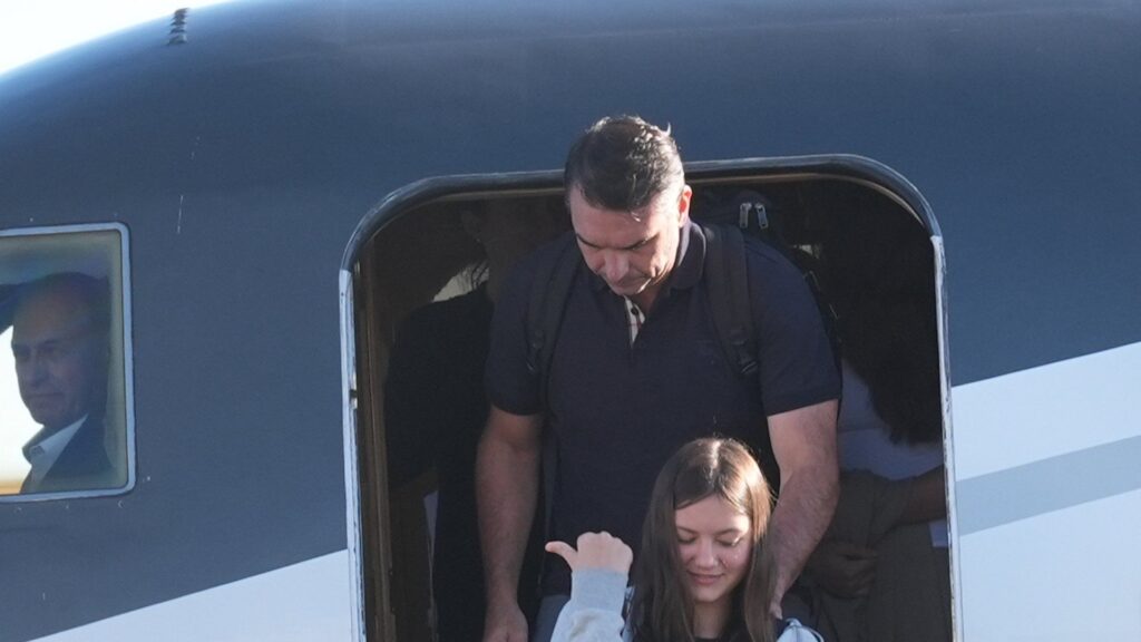 Bolsonaro turns up in Florida after vanishing from public view | Elections