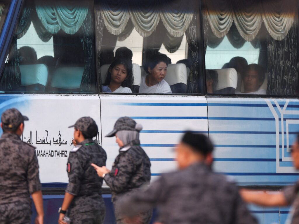 Malaysia’s Anwar to host Myanmar leader as repatriations near 10,000 | Rohingya News
